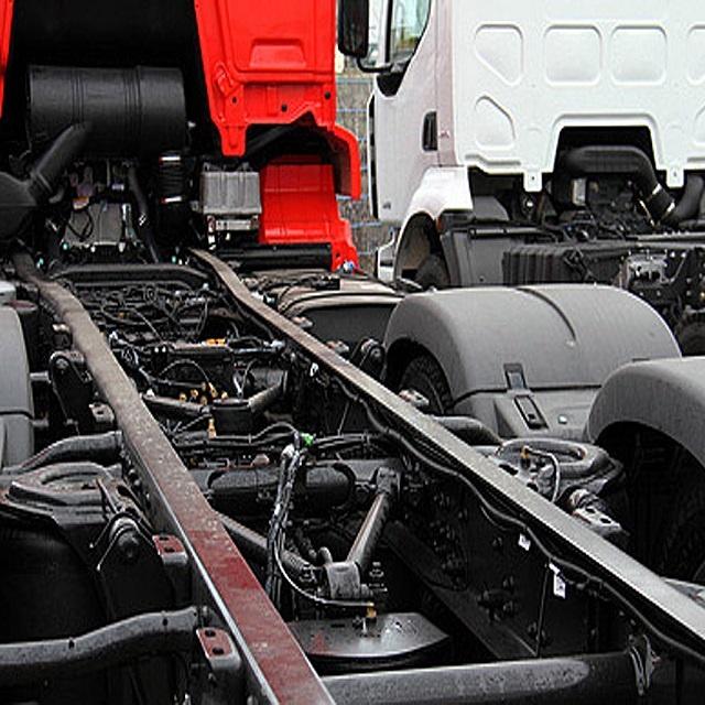 Châssis et cabines de poids lourds dans la casse Faure Fils